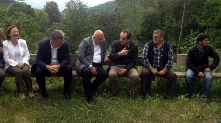 Chp'li &Ouml;zko&ccedil;, K&ouml;yl&uuml;lerin Topladığı Taşocağı Dilek&ccedil;esini Vali Coş'a Teslim Etti