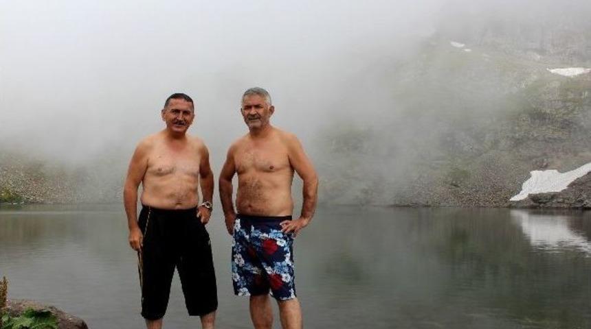 Giresun’da Sıcaklıklardan Bunalanlar Soluğu Buzul Gölünde Aldı