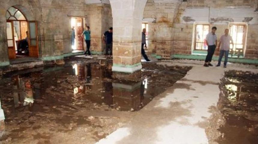 Balıklıg&ouml;l'de Taban Suyu Y&uuml;kselen Cami Ibadete Kapatıldı