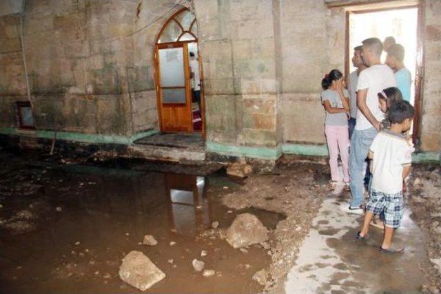 Balıklıgöl'de Taban Suyu Yükselen Cami Ibadete Kapatıldı