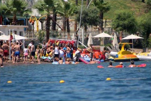 Jet Ski Ile Gulete Çarpan Baba-Kız Yaralandı