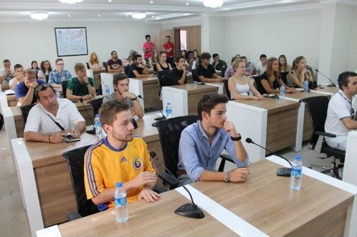 Yabancı &Ouml;ğrenciler Niğde&rsquo;nin Meydanında &Ccedil;evre G&ouml;sterisi Sundu