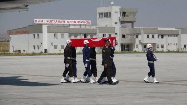 Şehit Uzman Çavuş Veli Ateş'in Kardeşinden Dışişleri Bakanı’Na; 'gözümün Içine Bak Kardeşimin Kanını Al'