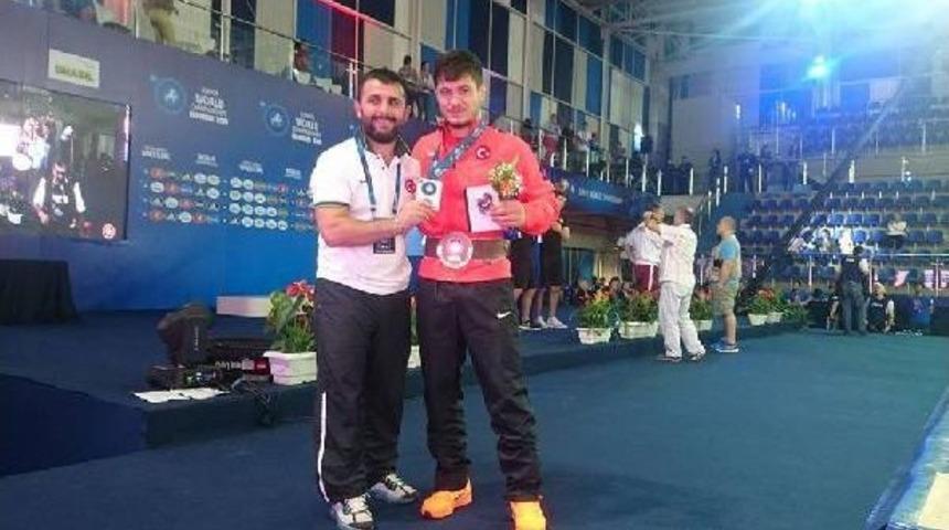 Akhisarlı Ali Cengiz Grekoromende D&uuml;nya Şampiyonu