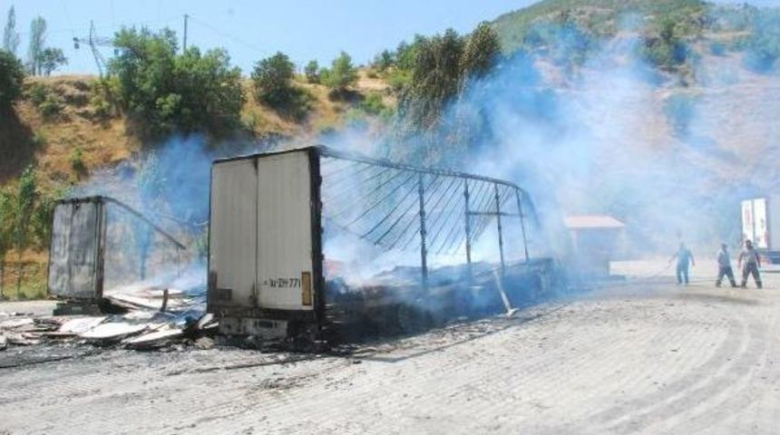 Bitlis'te Pkk'lılar Yol Kesti Ara&ccedil;ları Ateşe Verdi