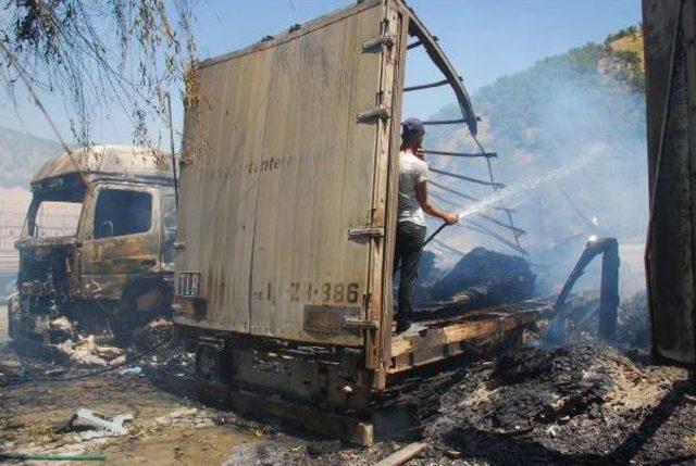 Bitlis te Pkk lılar Yol Kesti Ara&ccedil;ları Ateşe Verdi 1