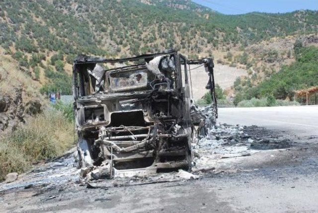 Bitlis'te Pkk'lılar Yol Kesti Araçları Ateşe Verdi