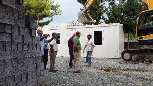 Çevre Derneği Baraka İçerisinde Eğitim Veren Okula Derslik Yapıyor