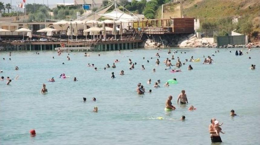 Didim’de Sıcak Havadan Bunalanlar Soluğu Denizde Alıyor
