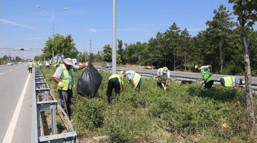 Büyükşehir’den Çevre Yolunda Refüj Temizliği