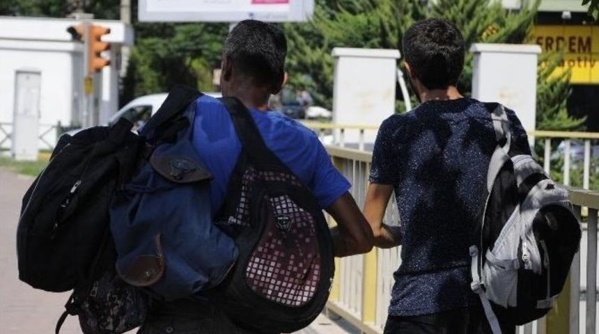 İnşaat İş&ccedil;ilerinin Korkuluklara Astığı &Ccedil;anta Paniğe Sebep Oldu