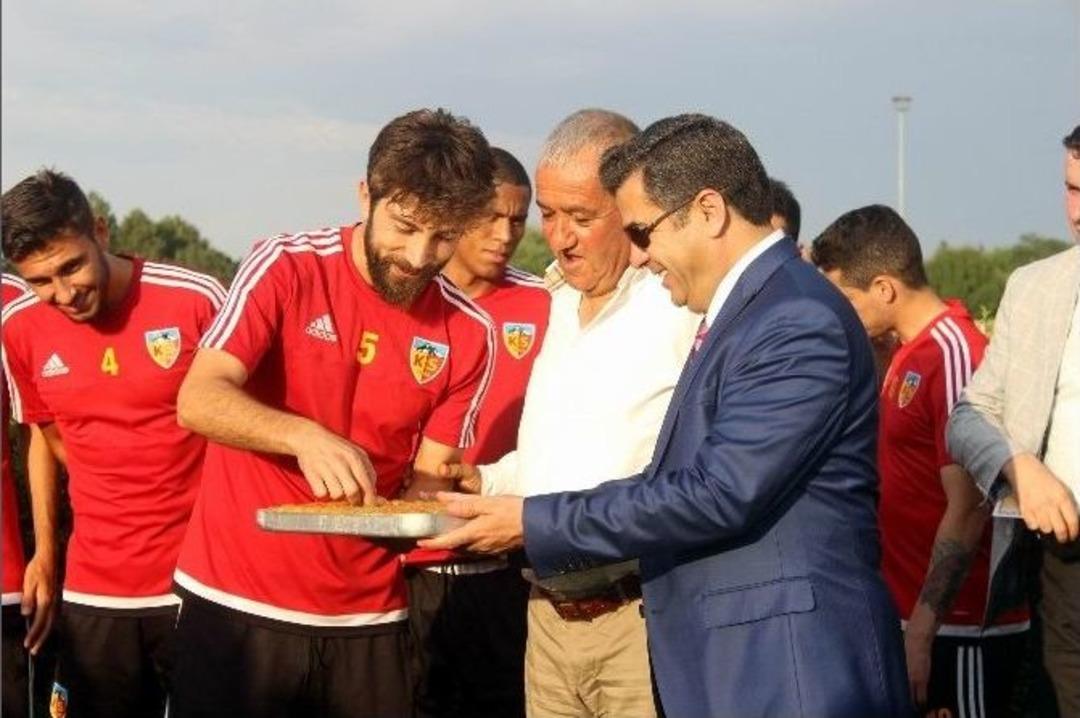 Vali D&uuml;zg&uuml;n&rsquo;den Kayserispor&rsquo;a Moral Ziyareti