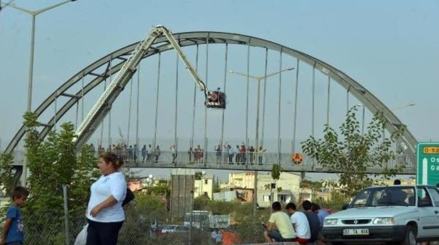 İntihar Girişimi I&ccedil;in &Uuml;st Ge&ccedil;ite &Ccedil;ıkınca, Otoyol Trafiğe Kapatıldı