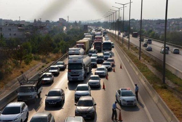 İntihar Girişimi Için Üst Geçite Çıkınca, Otoyol Trafiğe Kapatıldı