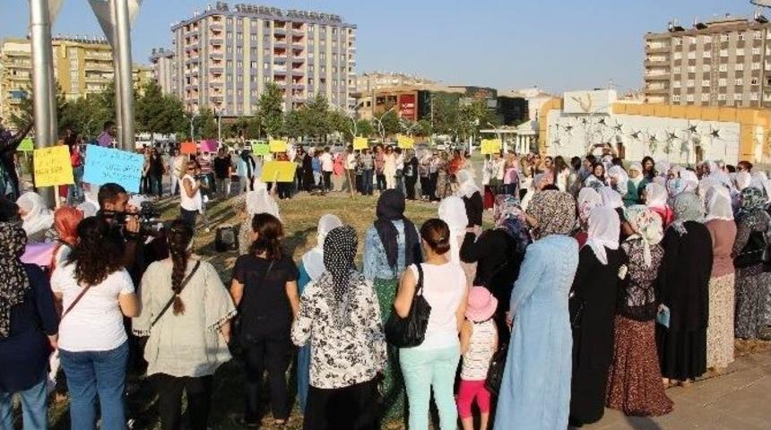 Diyarbakır’da Anneler “barış Zinciri" Oluşturdu