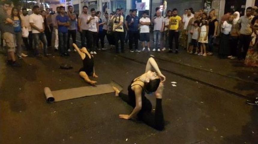 İstiklal Caddesi'nde Yoga G&ouml;sterisi