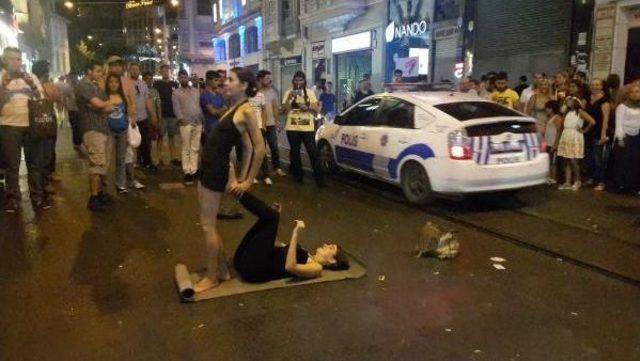 İstiklal Caddesi'nde Yoga Gösterisi