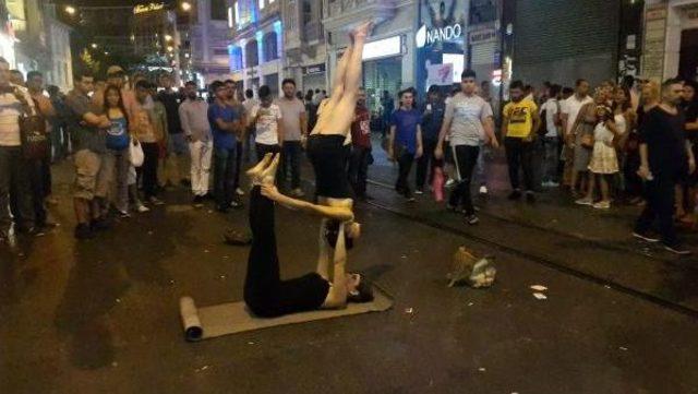 İstiklal Caddesi'nde Yoga Gösterisi