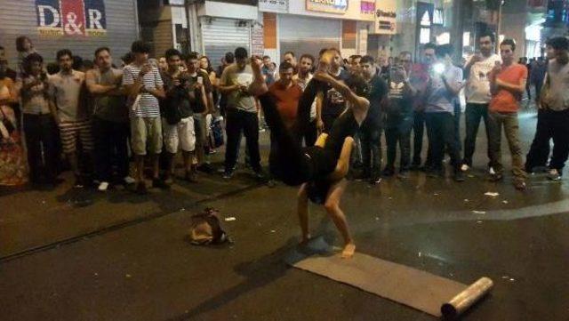 İstiklal Caddesi'nde Yoga Gösterisi