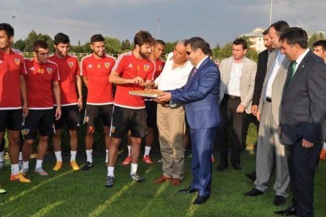 Kayserispor’A Vali Düzgün'den Moral Ziyareti