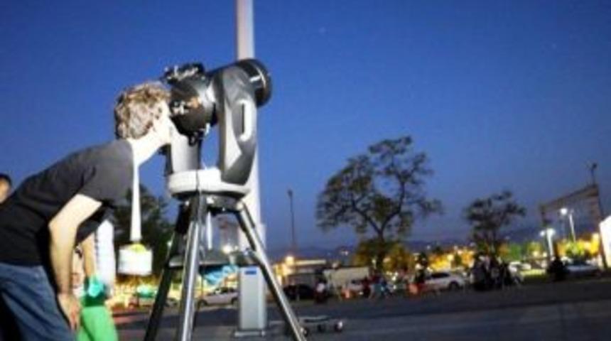 Sat&uuml;rn&rsquo;&uuml; Ve G&ouml;ktaşı Yağmurunu Merakla İzlediler