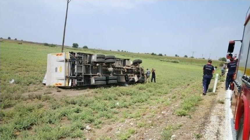Adana&rsquo;da Kamyon Şarampole Yuvarlandı: 2 Yaralı