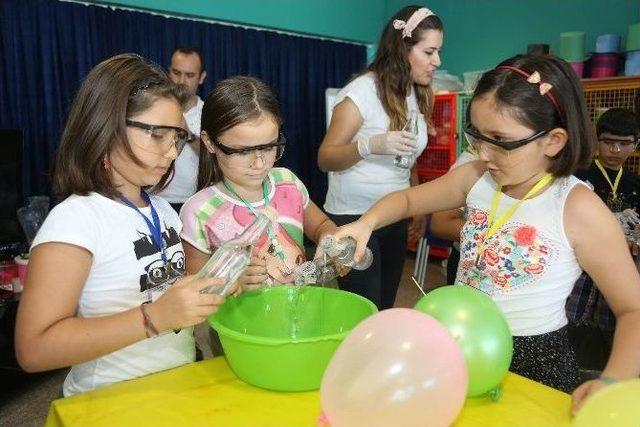 Çocuklar Bilimin Eğlenceli Dünyasında