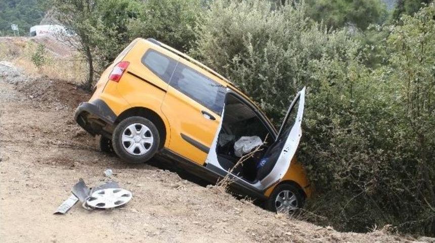 Direksiyon Başında Uyuyan Taksici U&ccedil;uruma Yuvarlandı