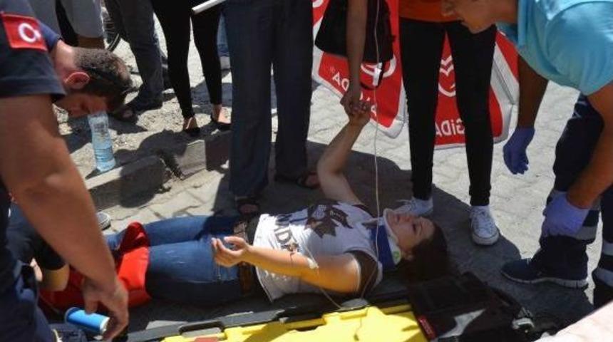 Kazada Savrulan Motosiklet Bisikletliye &Ccedil;arptı: 2 Yaralı