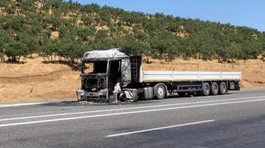 Bing&ouml;l'de Yol Kesen Pkk'lılar Tır Yaktı