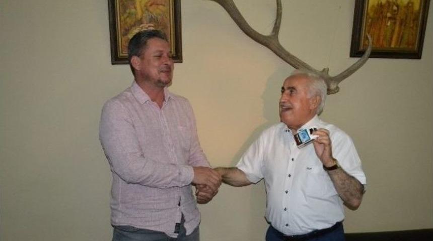 Valiyle İl Genel &Uuml;yesinin Sigara Bırakma Pazarlığı