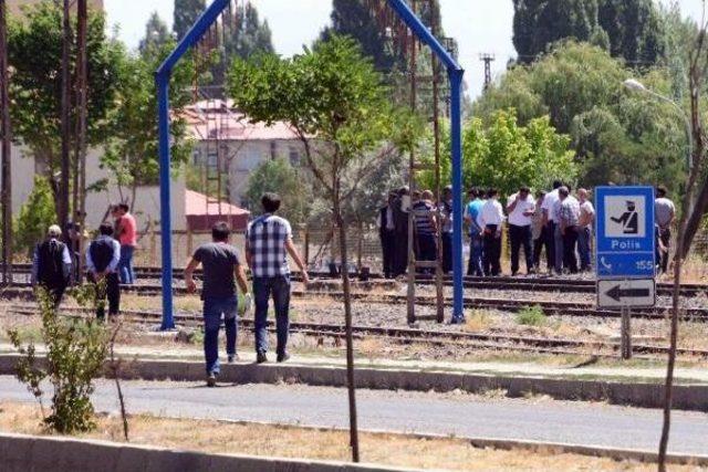 Roketatarlı Saldırıya Uğrayan Pasinler Emniyet Müdürlüğü'ne Halktan Baltalı, Kürekli Destek (2)