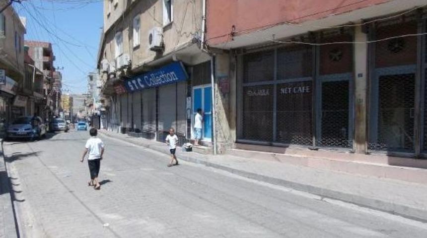 Pkk'nın Eylemlere Başlamasının Yıld&ouml;n&uuml;m&uuml;nde Cizre Ve Derik'te Kepenkler Kapalı