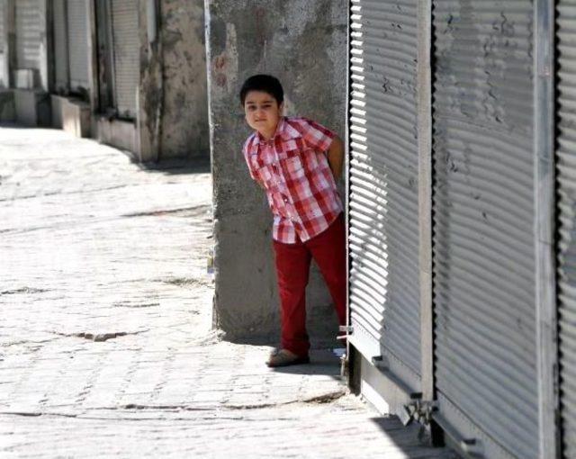 Pkk'nın Eylemlere Başlamasının Yıldönümünde Cizre Ve Derik'te Kepenkler Kapalı