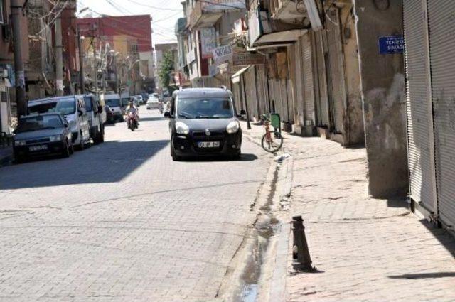 Pkk'nın Eylemlere Başlamasının Yıldönümünde Cizre Ve Derik'te Kepenkler Kapalı