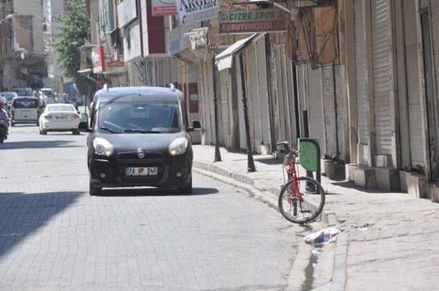 Pkk'nın Eylemlere Başlamasının Yıldönümünde Cizre Ve Derik'te Kepenkler Kapalı