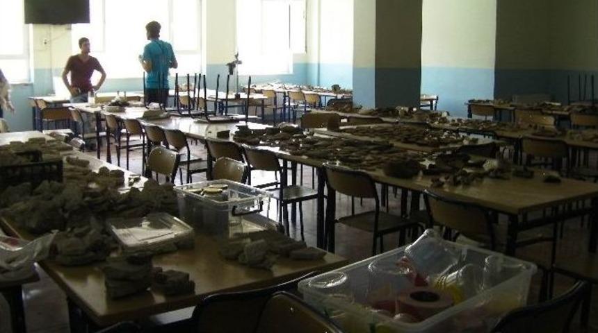 Hoşap Kalesi&rsquo;ndeki Kazı &Ccedil;alışması