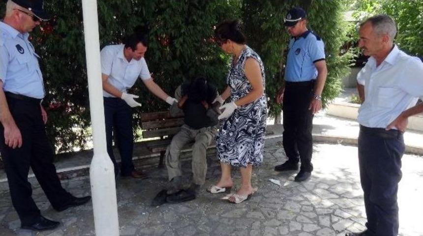 A&ccedil;lıktan Fenalaşan Evsiz Adamın Yardımına Zabıta Koştu