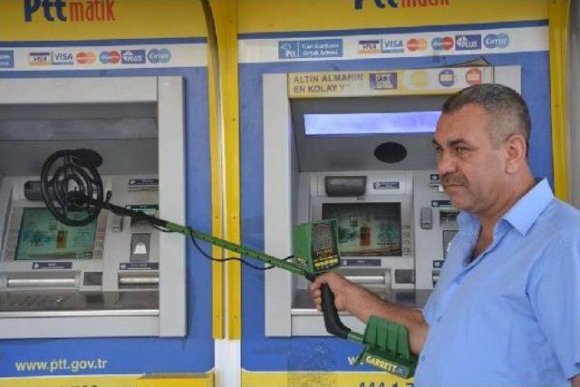 Atm’De Kaybolan Parayı Dedektörle Aradılar Son Çare Cinci Hoca