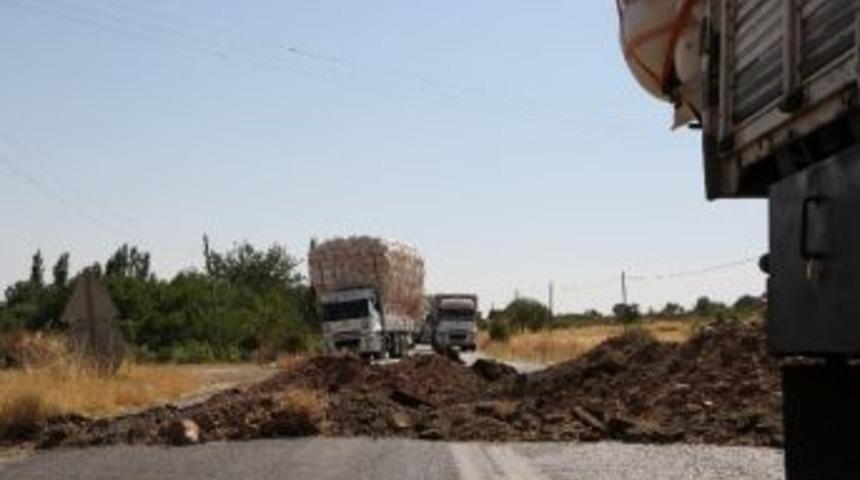 Pkk, Diyarbakır-bing&ouml;l Karayolunu Trafiğe Kapattı