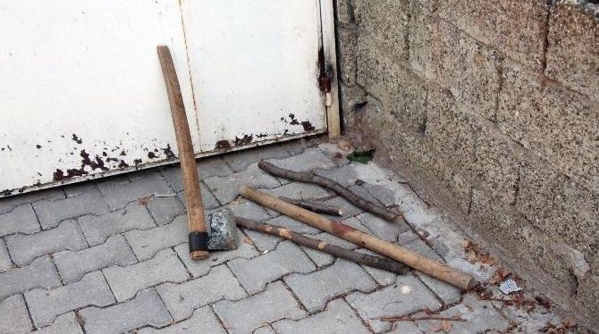 &Ccedil;ocuk Kavgası Y&uuml;z&uuml;nden İki Aile Birbirine Girdi: 2 Yaralı