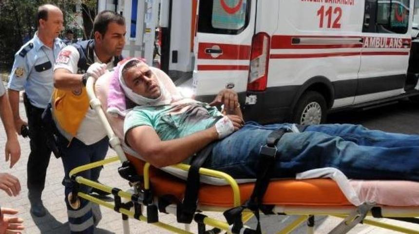 &Ccedil;ocukları I&ccedil;in Sopalarla Kavga Ettiler: 2 Yaralı