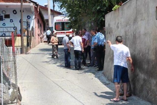 Çocukları Için Sopalarla Kavga Ettiler: 2 Yaralı