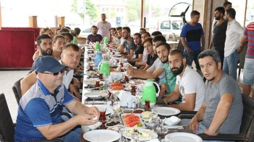 B&uuml;y&uuml;kşehir Belediyespor Esnafla Kahvaltıda Buluştu