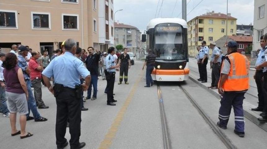 Tramvayın &Ccedil;arptığı Kadın Ağır Yaralandı