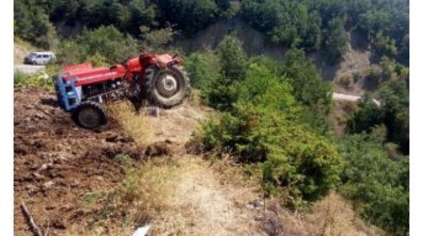 Trakt&ouml;r Şarampole Yuvarlandı: 2 &Ouml;l&uuml;, 4 Yaralı