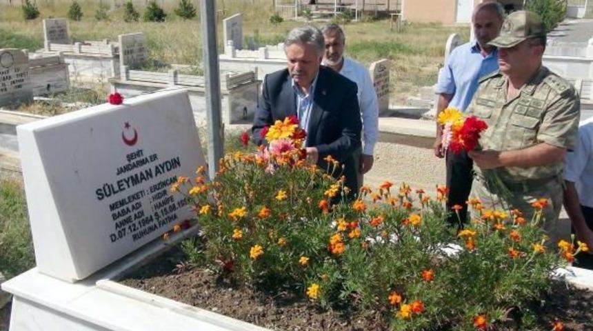 Pkk'nın 31 Yıl &Ouml;nce Ilk Şehit Ettiği Komando Er S&uuml;leyman Aydın Mezarı Başında Anıldı