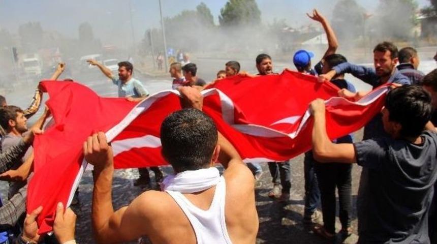 Pasinler&rsquo;de Lastik Yakarak Yolu Kapatan Vatandaşlar, Ter&ouml;re Tepki G&ouml;sterdi