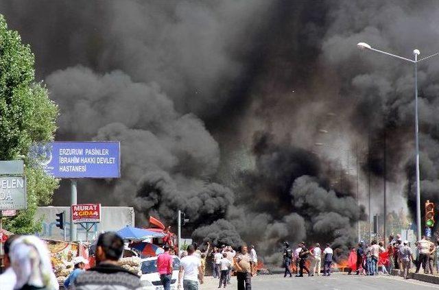 Pasinler’de Lastik Yakarak Yolu Kapatan Vatandaşlar, Teröre Tepki Gösterdi