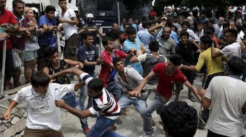 Komşuda Kampa G&ouml;t&uuml;r&uuml;len Ka&ccedil;aklar Arasında Gemide Kavga &Ccedil;ıktı